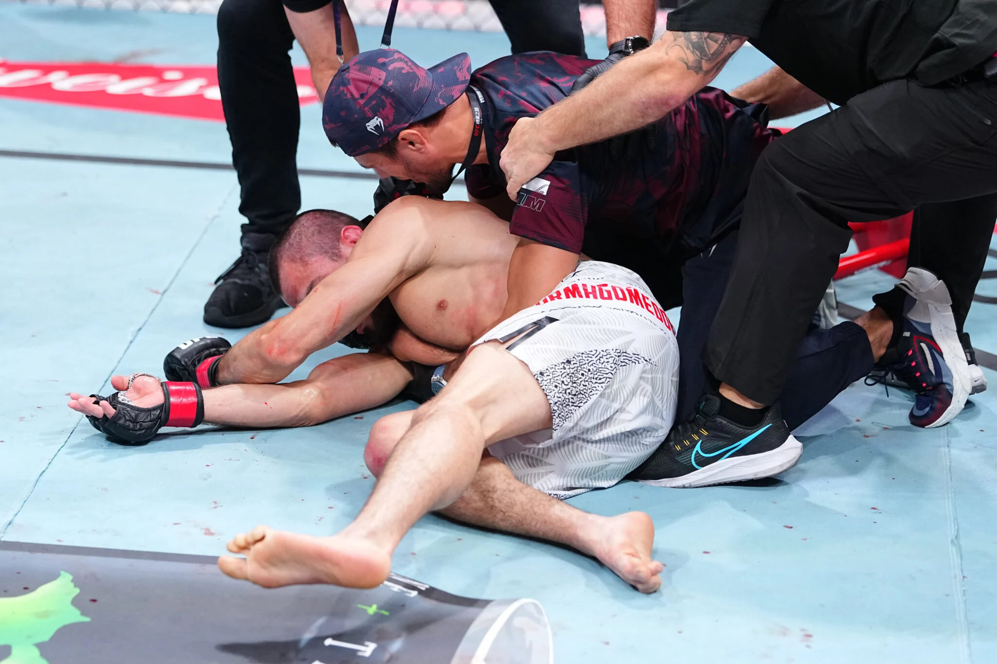 Usman Nurmagomedov Quebra o Silêncio e Nega Ter Agredido Song Yadong com Cotovelada em Meio à Grande Controvérsia no UFC Shanghai