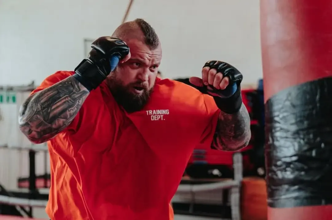 O Desempenho dos Homens Mais Fortes do Mundo no MMA: Como Gigantes do Strongman como Pudzianowski e Eddie Hall se Saíram no Octógono?