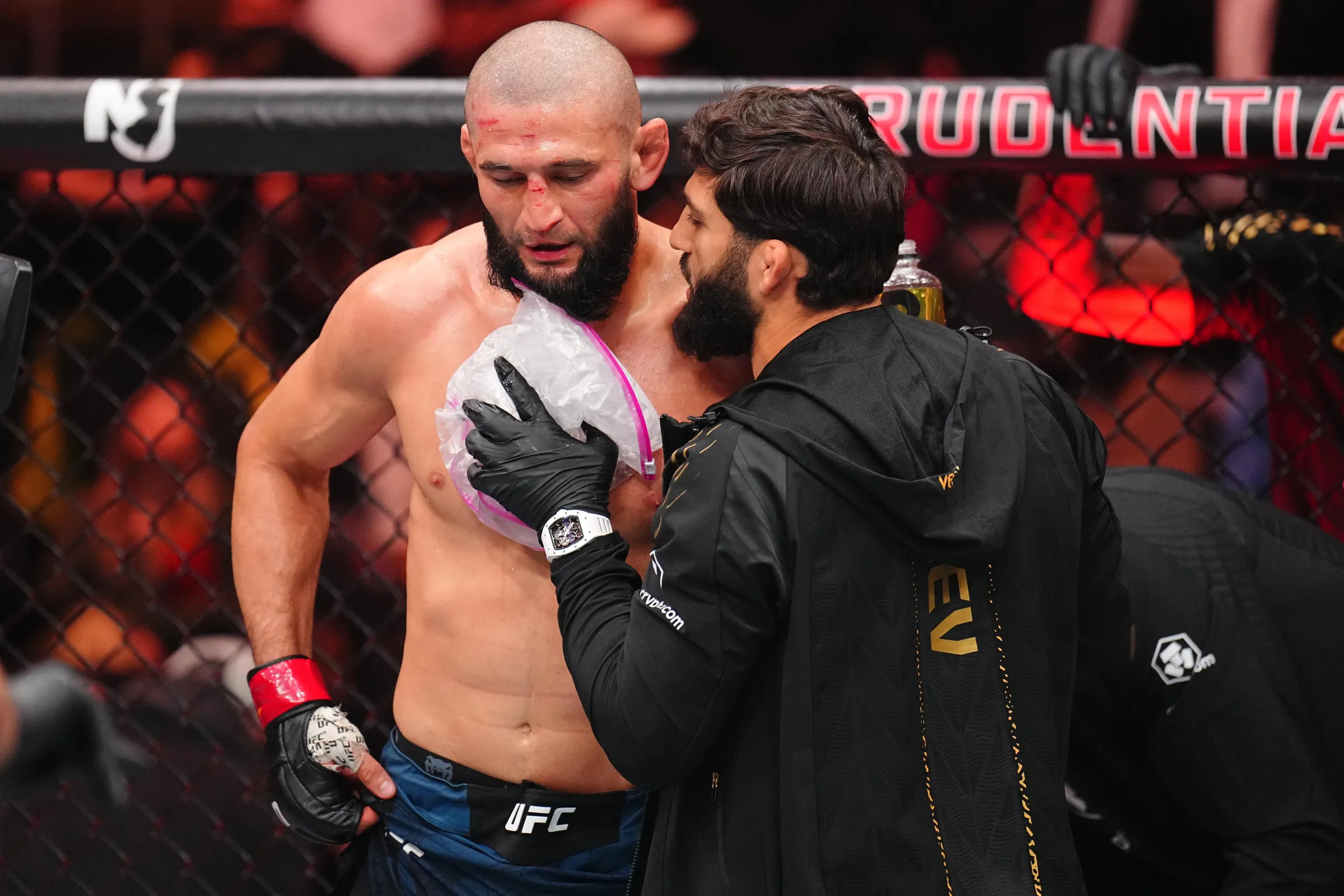 Khamzat Chimaev Quebra o Silêncio Sobre Derrota no UFC 328 e Admite ‘Erros’ em Performance Abaixo do Esperado, Visando Revanche Imediata