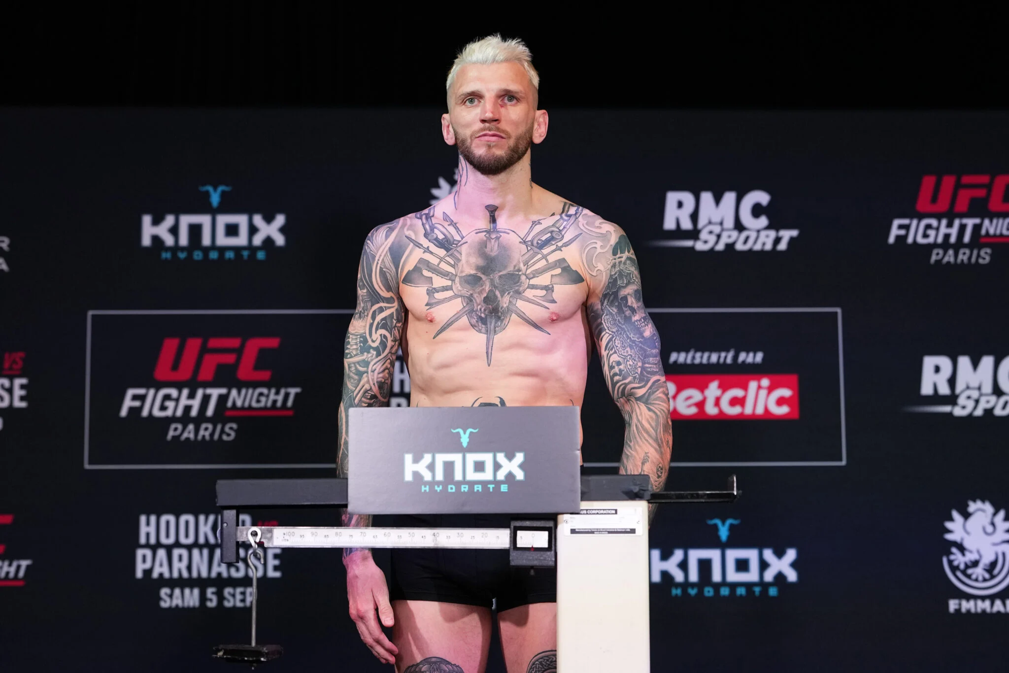 Aparência Chocante de Dan Hooker na Pesagem do UFC Paris Preocupa Fãs e Levanta Dúvidas Sobre Luta Contra Salahdine Parnasse