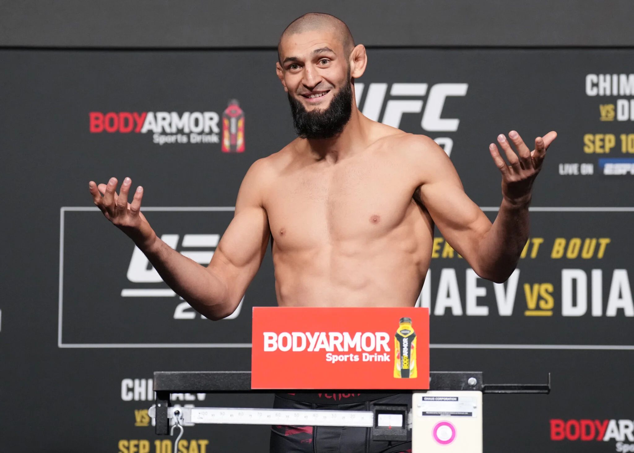 Khamzat Chimaev Surpreende na Pesagem do RAF Moscow Contra Tyron Woodley: Peso Leve Inesperado Indica Retorno ao UFC?