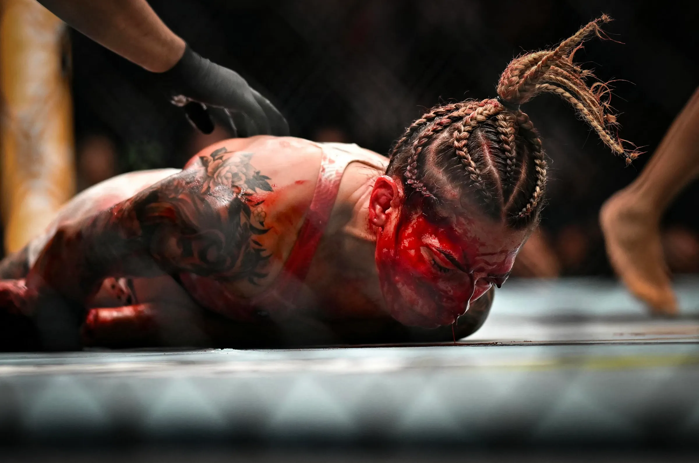 Lutadora Sofia Montenegro é hospitalizada após derrota sangrenta no UFC Paris: entenda os detalhes da luta brutal e o estado de saúde da atleta