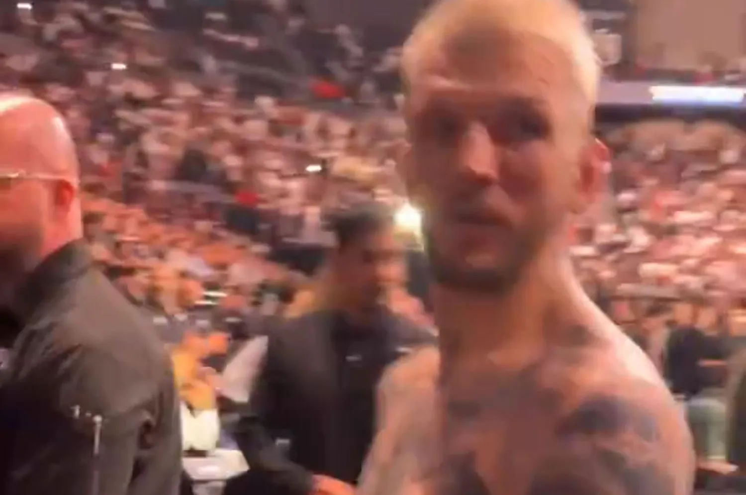 Vídeo Viral: Dan Hooker é contido pela segurança e reage a provocações de fãs franceses após derrota no UFC Paris