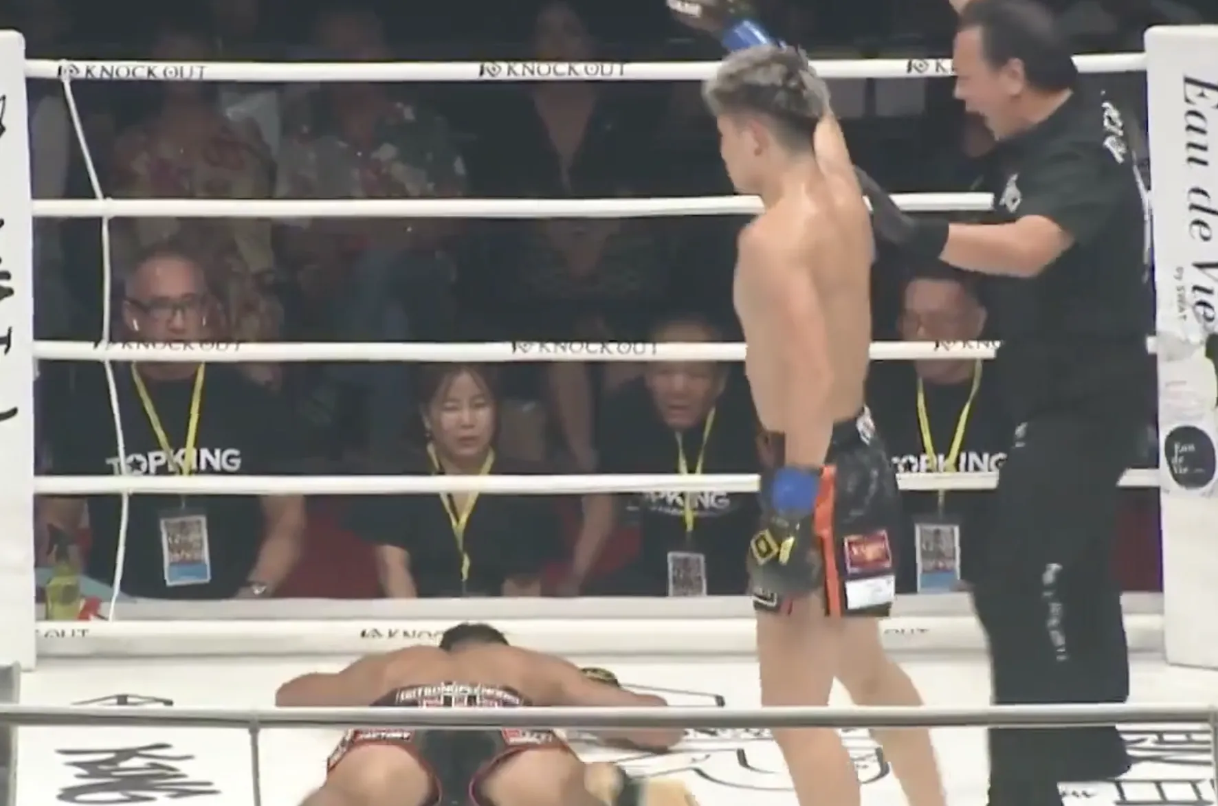 Lenda do Muay Thai Sitthichai Sofre Nocaute Brutal e É Lançado ao Ar por Uppercut Devastador de Taimu Hisai no Japão