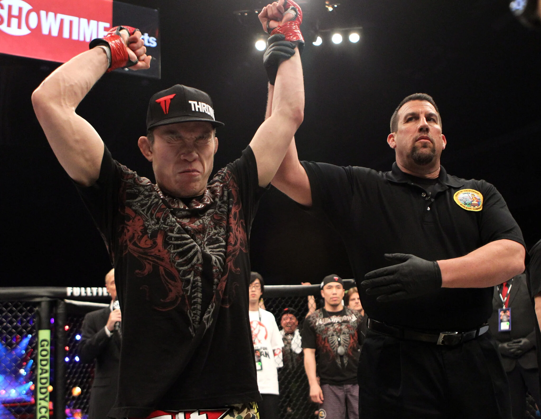 Lenda do MMA Shinya Aoki é nocauteado por ex-adversário de Floyd Mayweather em RIZIN, com stoppage tardia gerando polêmica