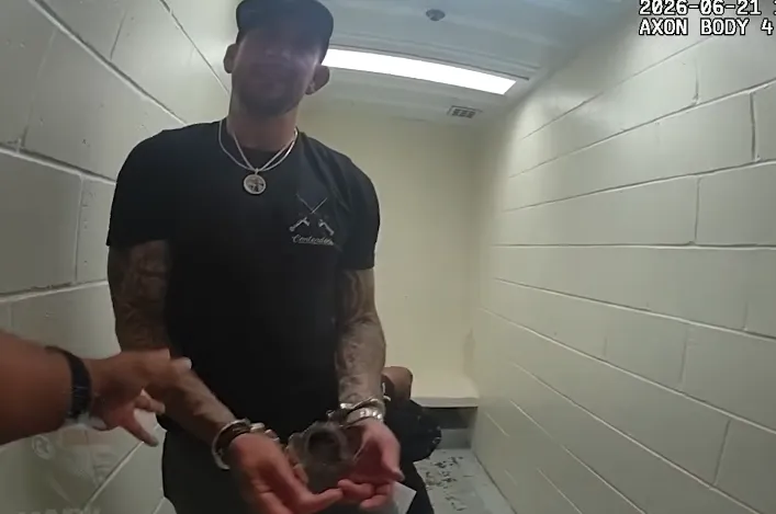 Dustin Poirier: Novas Imagens de Bodycam Detalham Prisão no Aeroporto e Comportamento Agressivo, Chocando Fãs do UFC