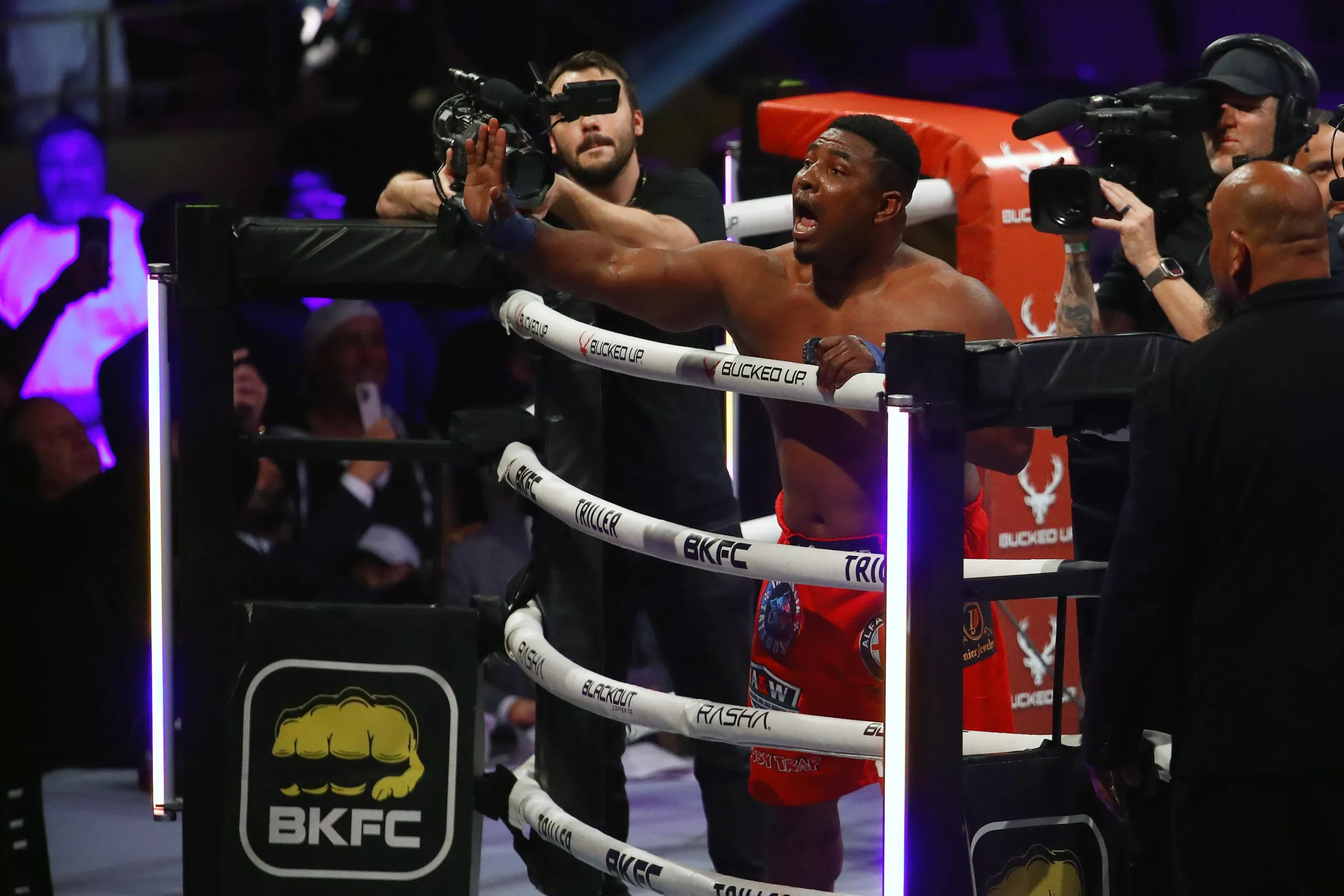 “Cuban Tyson”: Leonardo Perdomo choca o BKFC com nocaute em 14 segundos e garante disputa de título no KnuckleMania