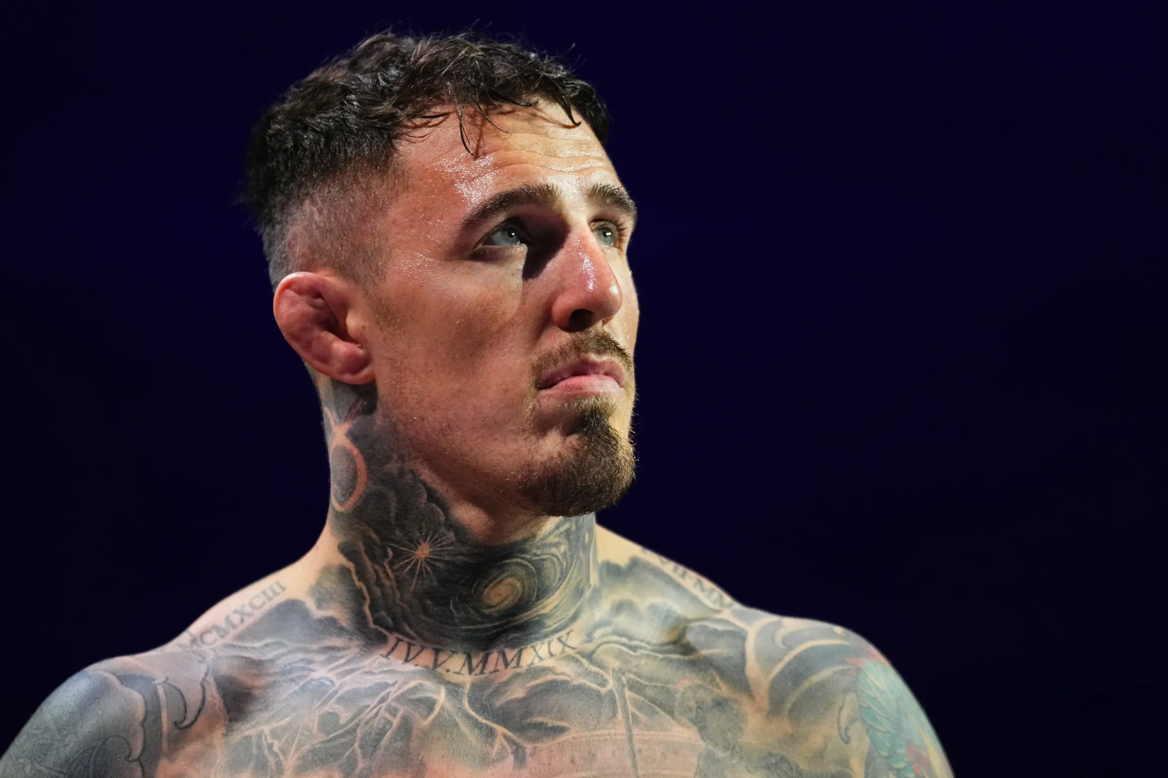 Tom Aspinall choca fãs e abdica do cinturão Peso Pesado do UFC após nova e devastadora lesão ocular, revelando drama pós-Ciryl Gane