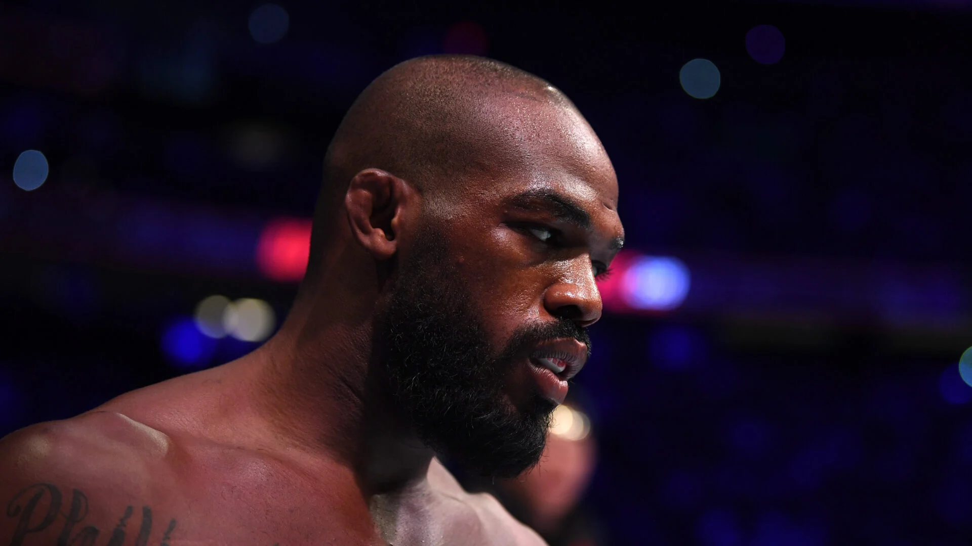 Jon Jones Critica Tom Aspinall Após Título Peso-Pesado do UFC Ser Vacante Novamente, Acendendo Debate no MMA