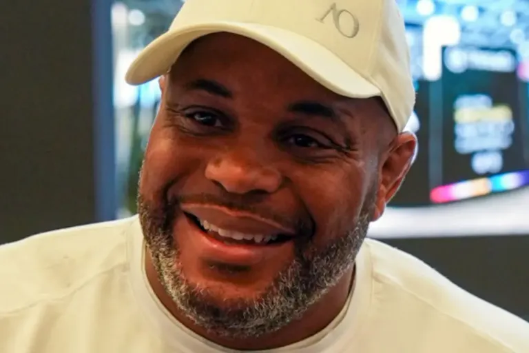 Daniel Cormier surpreende e aponta Josh Hokit como próximo adversário de Ciryl Gane pelo título dos pesados do UFC