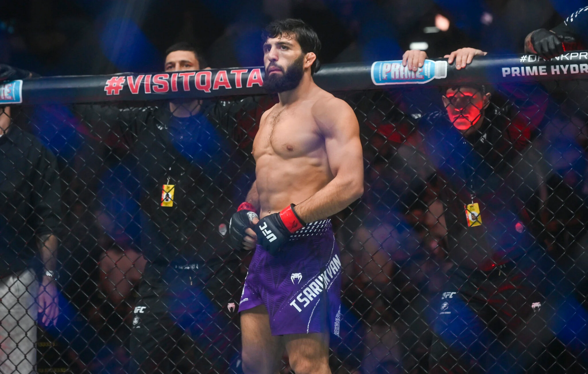 Arman Tsarukyan revela detalhes exclusivos dos seus shorts personalizados para o UFC 331: Um tributo à herança e ao Batman