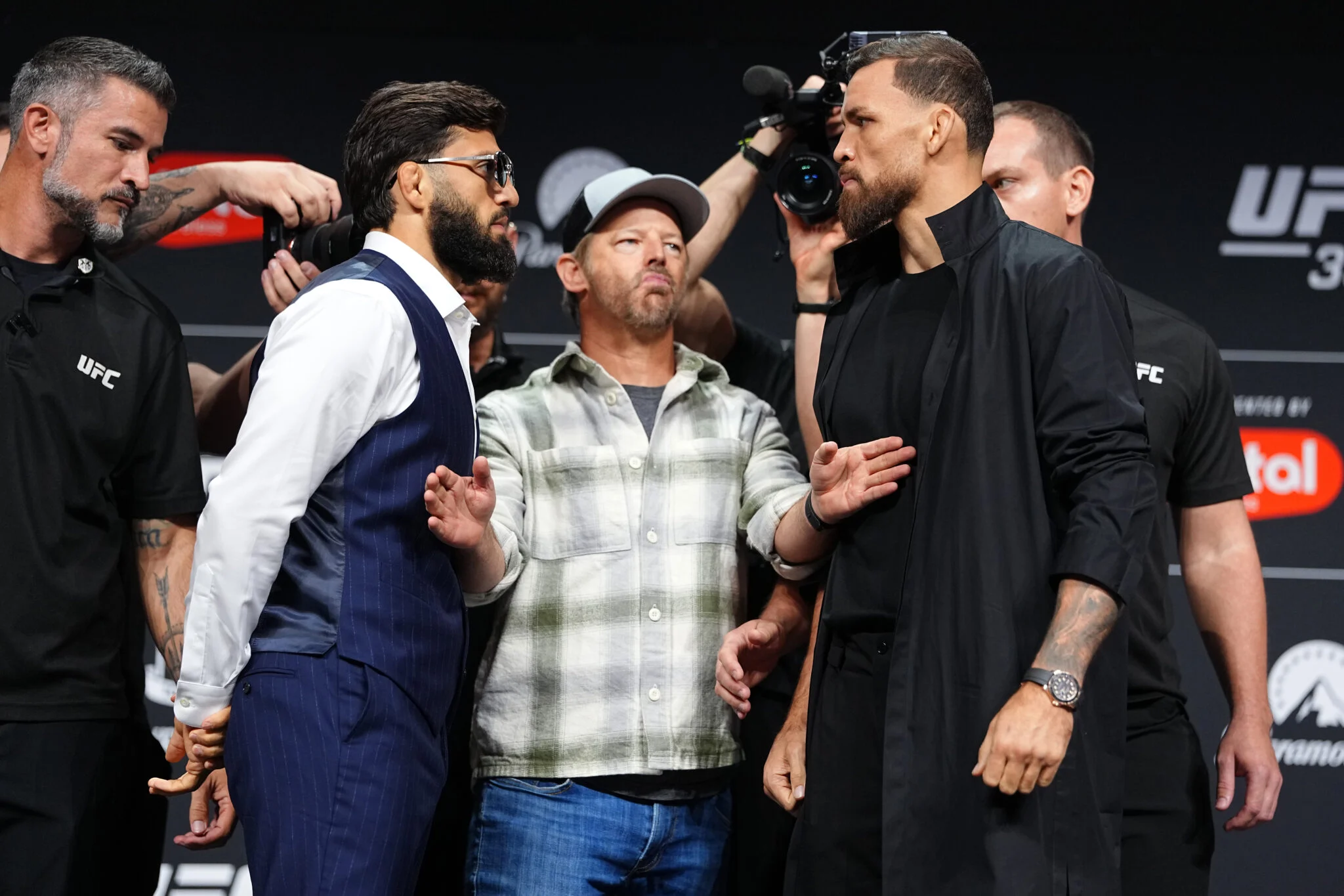 UFC 331: Arman Tsarukyan Enfrenta Mauricio Ruffy em Duelo Crucial por Chance de Título; Especialistas Preveem Domínio