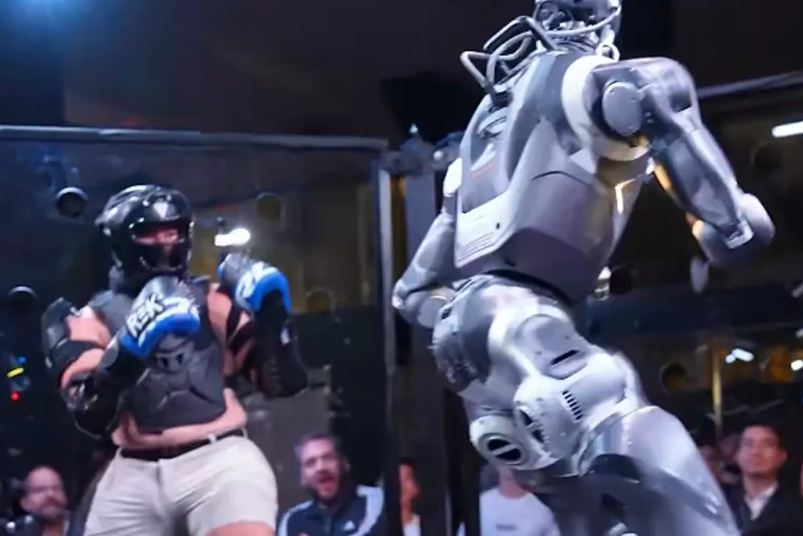 Primeira Luta Humano vs. Robô: Terminator Esmaga YouTuber em Gaiola no Texas, Apontando para o Futuro do Combate e da IA