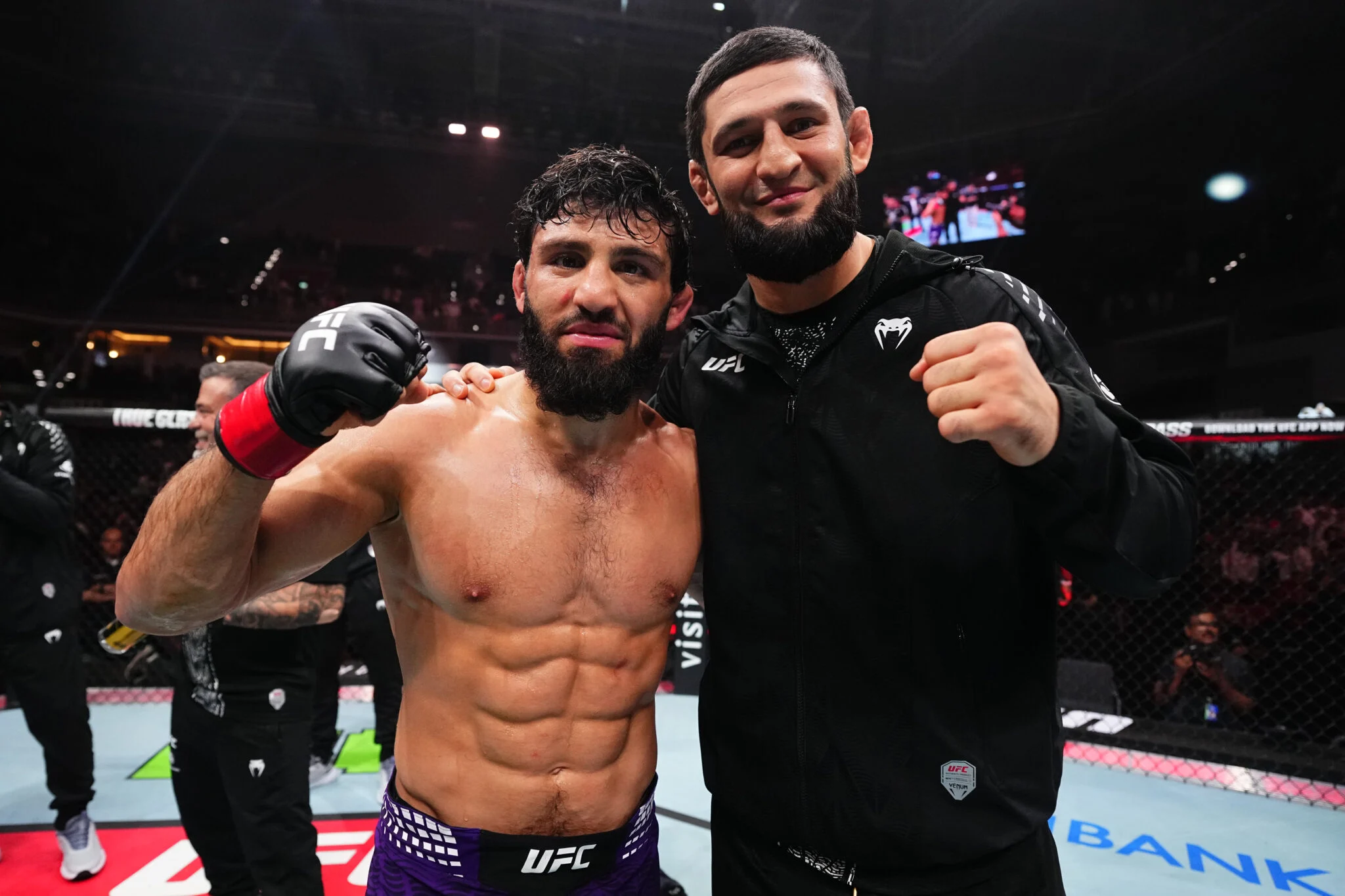 Khamzat Chimaev e Arman Tsarukyan em Evento de Wrestling que Choca com o UFC 334: Entenda o Conflito de Datas e os Astros Envolvidos!