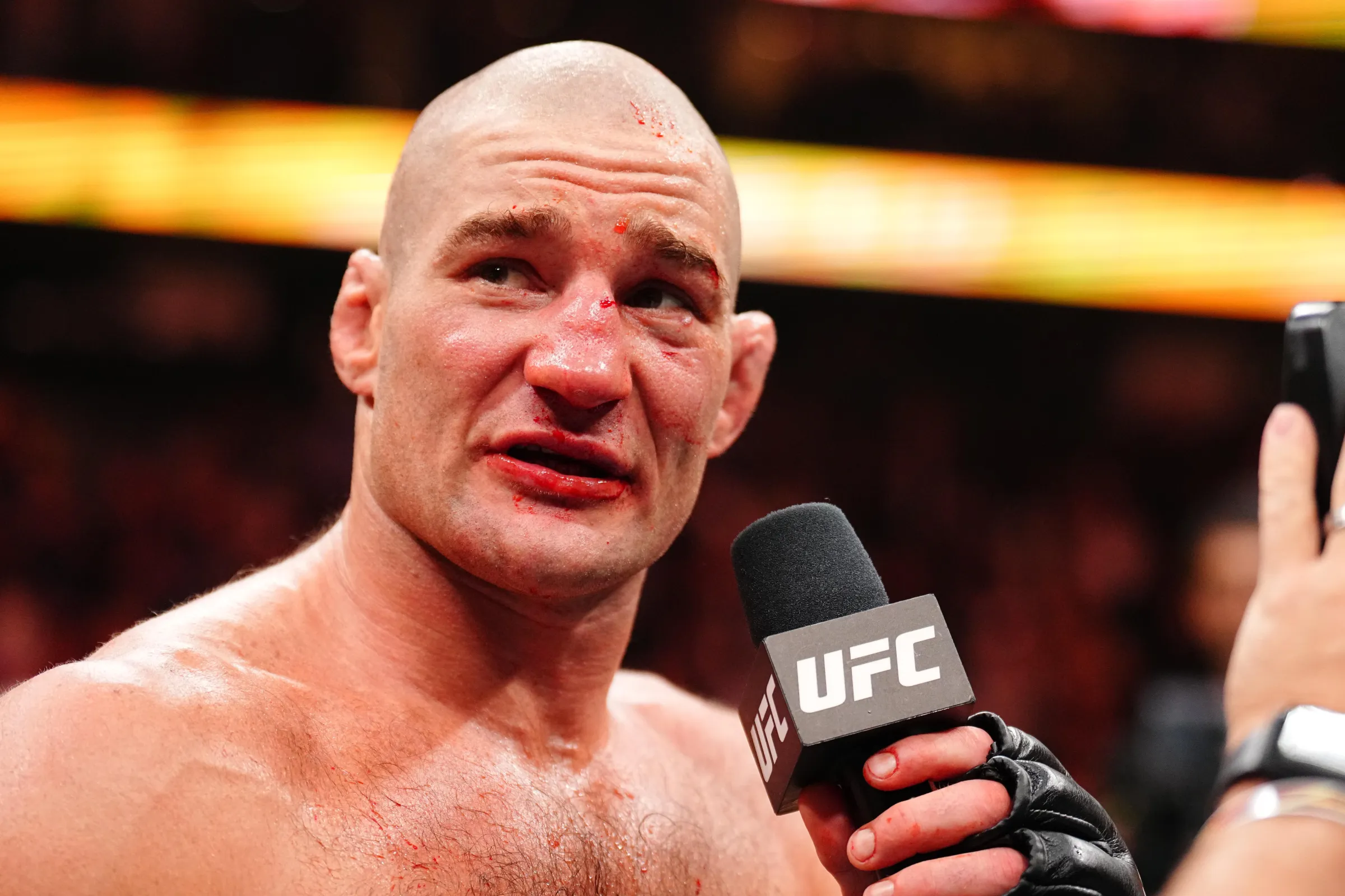 Sean Strickland sofre grave acidente de capotamento a 96 km/h e revela: ‘Não usei capacete, sou um idiota’; entenda o impacto no UFC