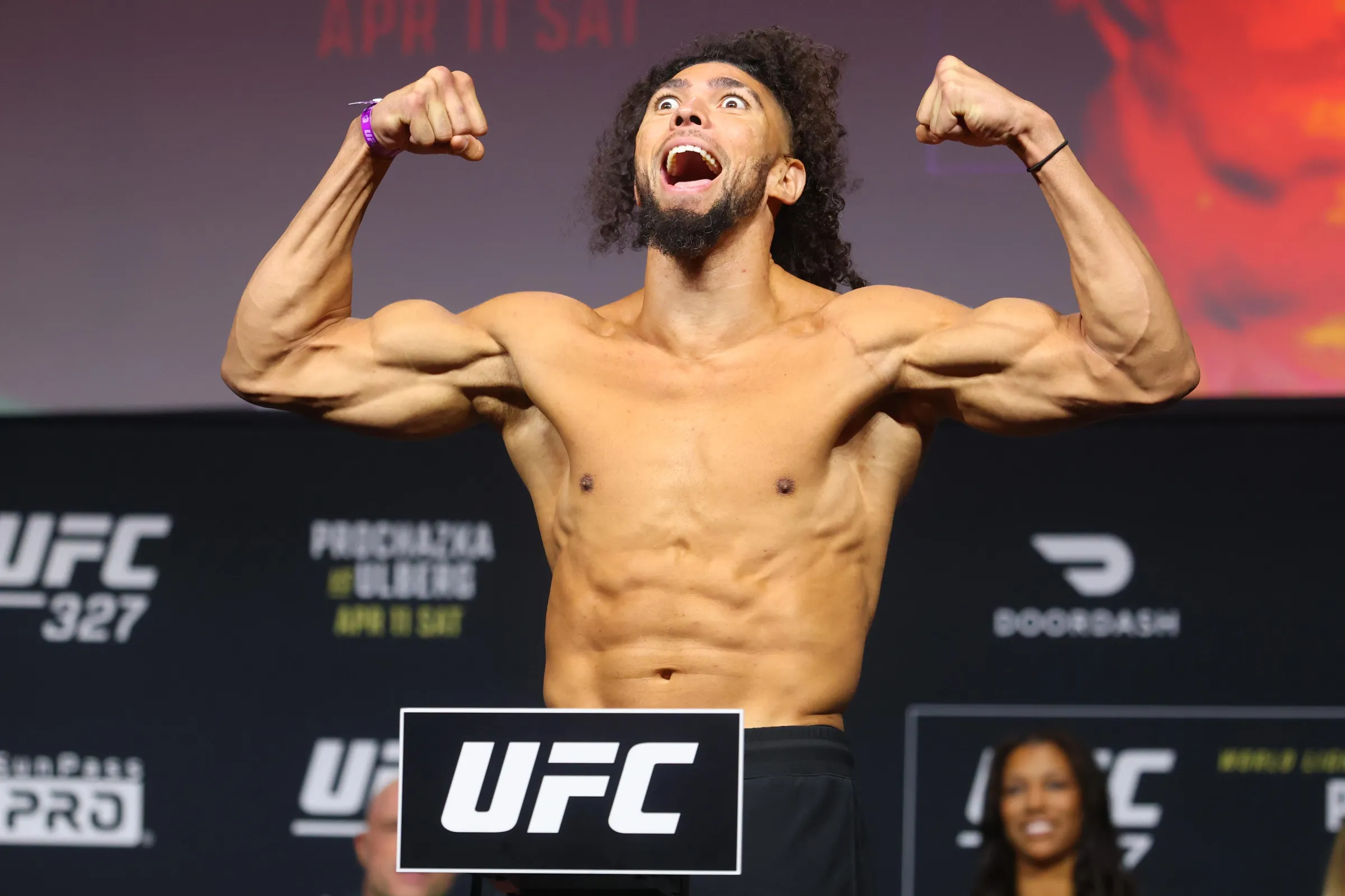 Johnny Walker desabafa sobre ‘sofrimento’ no corte de peso e promete brilhar em explosiva estreia no peso-pesado do UFC 332