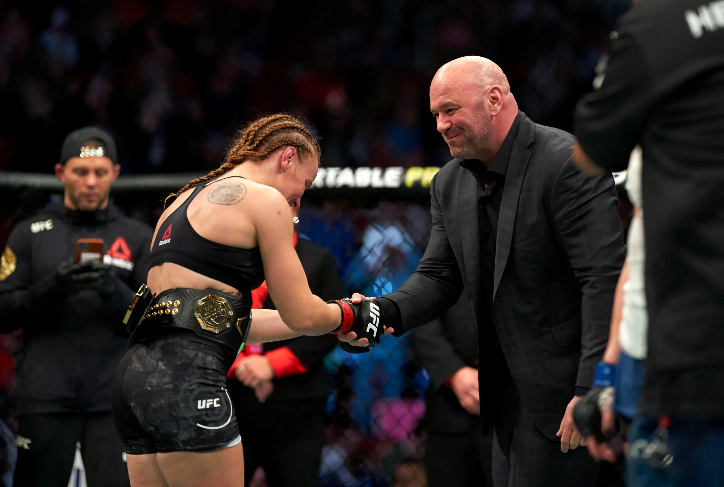UFC pressionou Valentina Shevchenko a abrir mão do cinturão peso-mosca para salvar card do UFC 332, revela reportagem chocante