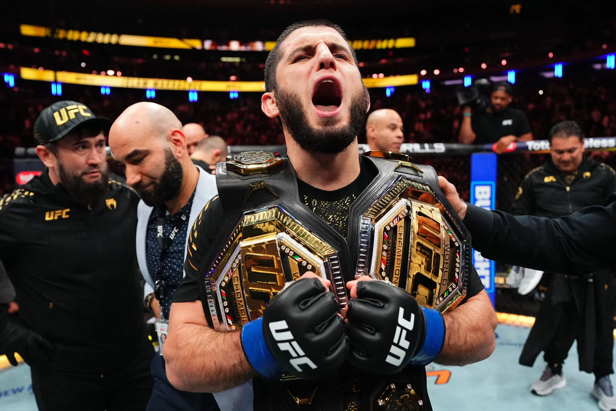 Islam Makhachev Enfrenta Carlos Prates Pelo Título Meio-Médio no UFC 336, Abrindo o Calendário de 2027