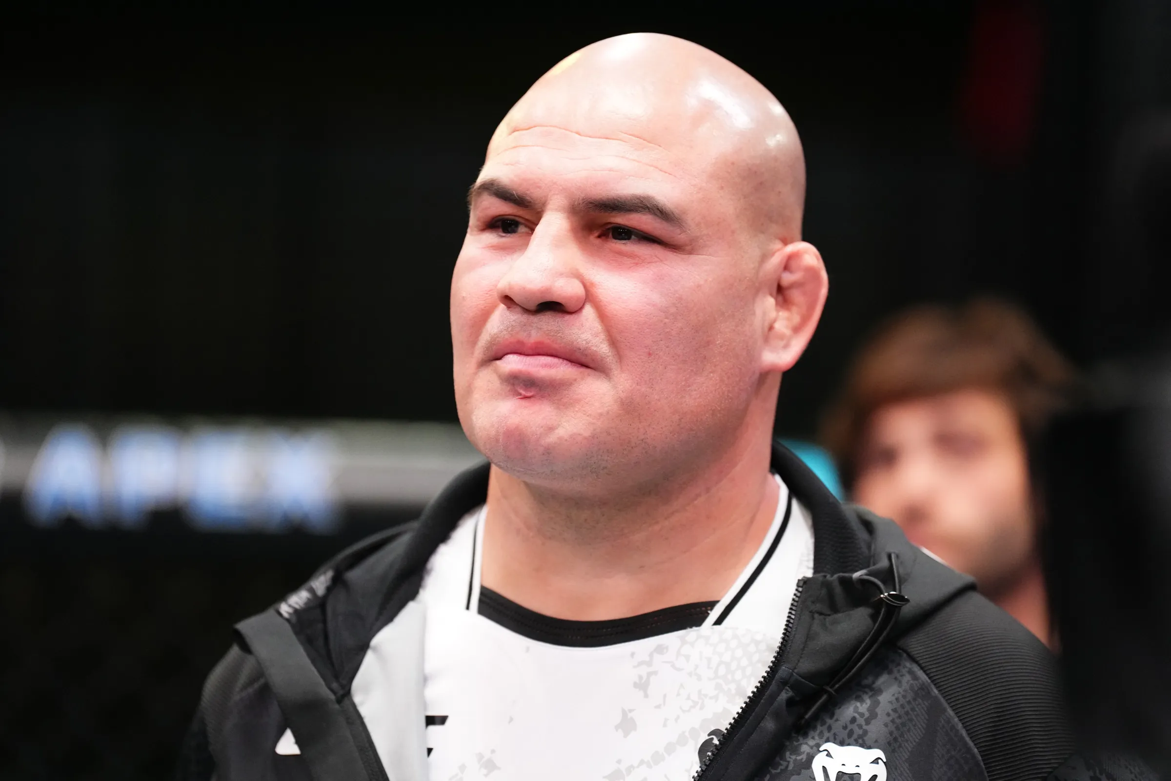 Alex Pereira Choca Fãs ao Treinar Wrestling com Lenda Cain Velasquez para o UFC 335; Poatan Mira Evolução Contra Sergei Pavlovich nos Pesados
