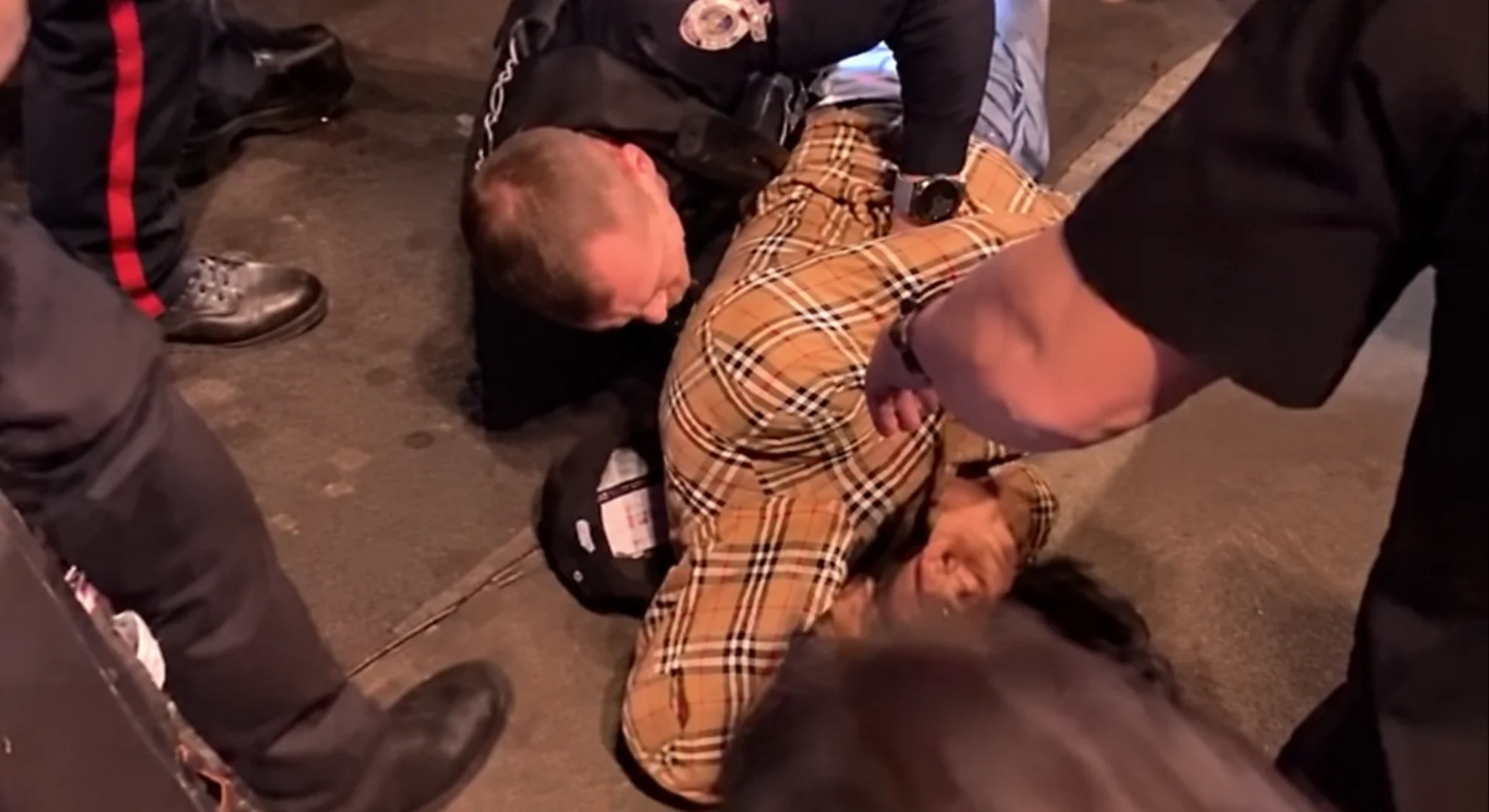 Vídeo viral: Policial nocauteia fã com ‘bodyslam’ chocante em briga de torcida no UFC Edmonton e gera debate intenso