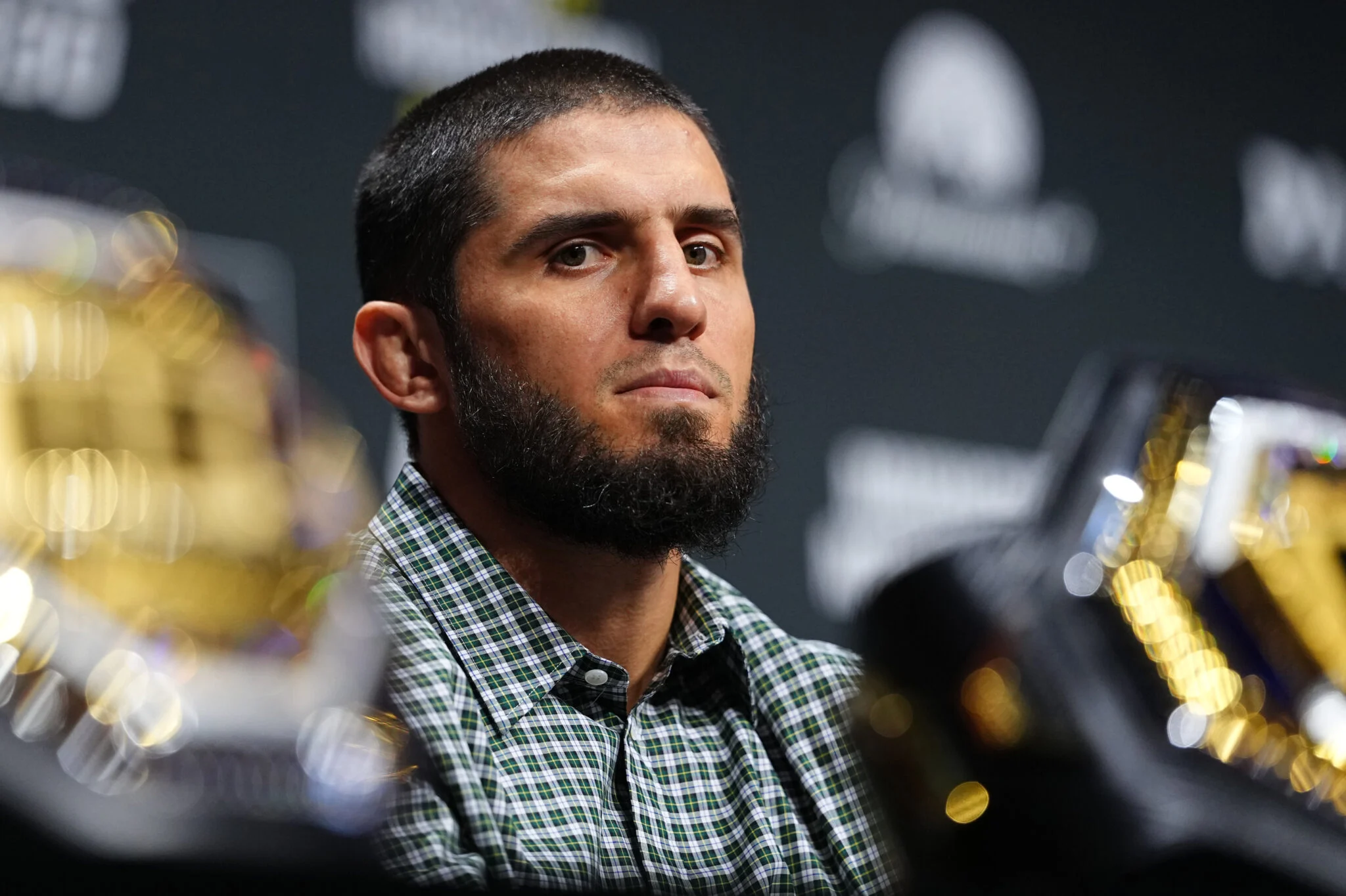 UFC 336: Gerente de Islam Makhachev Esfria Expectativas sobre Retorno em Janeiro e Duelo com Carlos Prates, Negociações Confirmadas