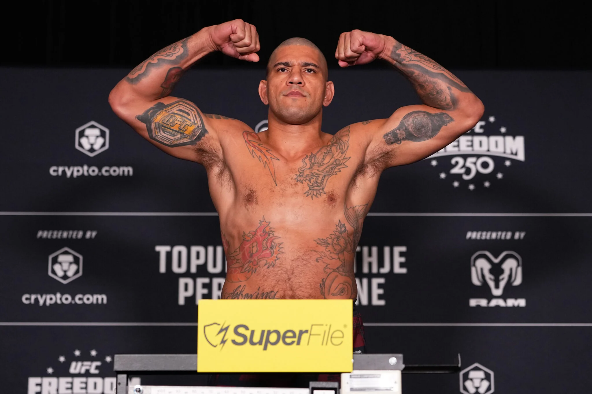 Alex Pereira Choca Fãs: ‘Poatan’ Anuncia Saída do Peso Pesado do UFC com Derrota no UFC 335 contra Sergei Pavlovich