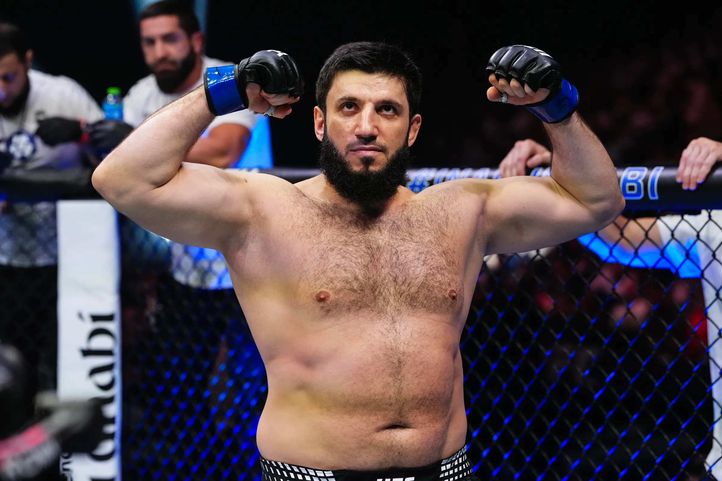 UFC 333: Rizvan Kuniev é hospitalizado após intensa batalha em Abu Dhabi; detalhes da lesão na perna