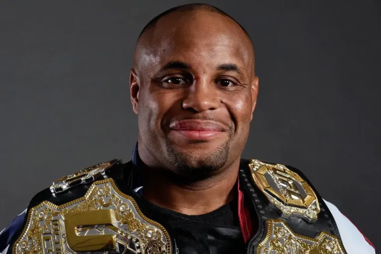 Daniel Cormier Manda Recado Direto a Dominick Reyes Após Polêmica no UFC 333: Ex-Campeão do UFC Explica Análises e Oferece Diálogo