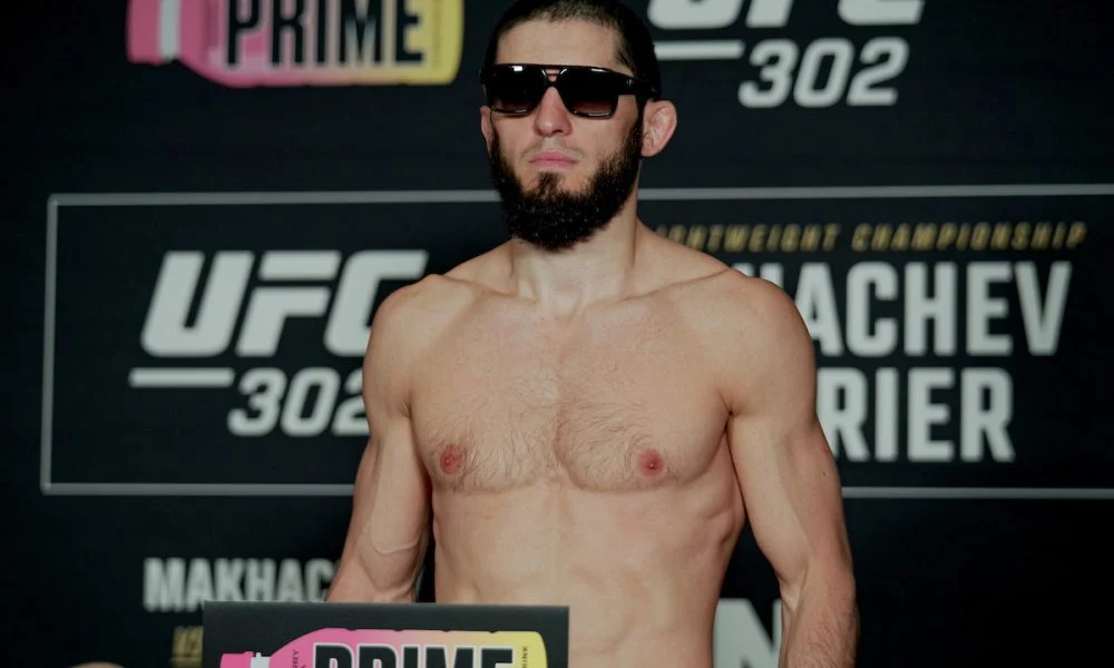 Makhachev detalha por que recusou luta com Carlos Prates no UFC 336, desafiando Dana White e mirando unificação dos cinturões meio-médios após críticas
